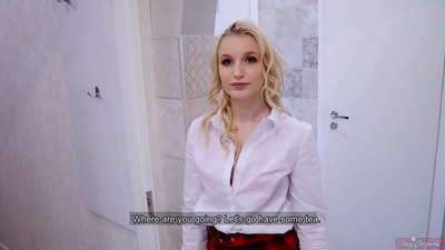 ڪاليج جي نوجوان ڇوڪري پنهنجي دوست سان گڏ پنهنجي بواءِ فرينڊ کي ڌوڪو ڏئي رهي آهي پي او وي ۽ ڪم اندر هن جي بلي!